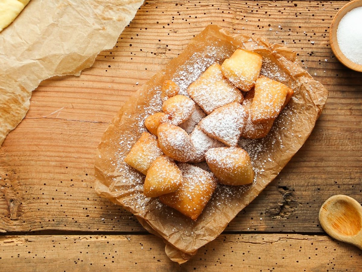 Eine Portion Schmalzkuchen auf braunem Backpapier.