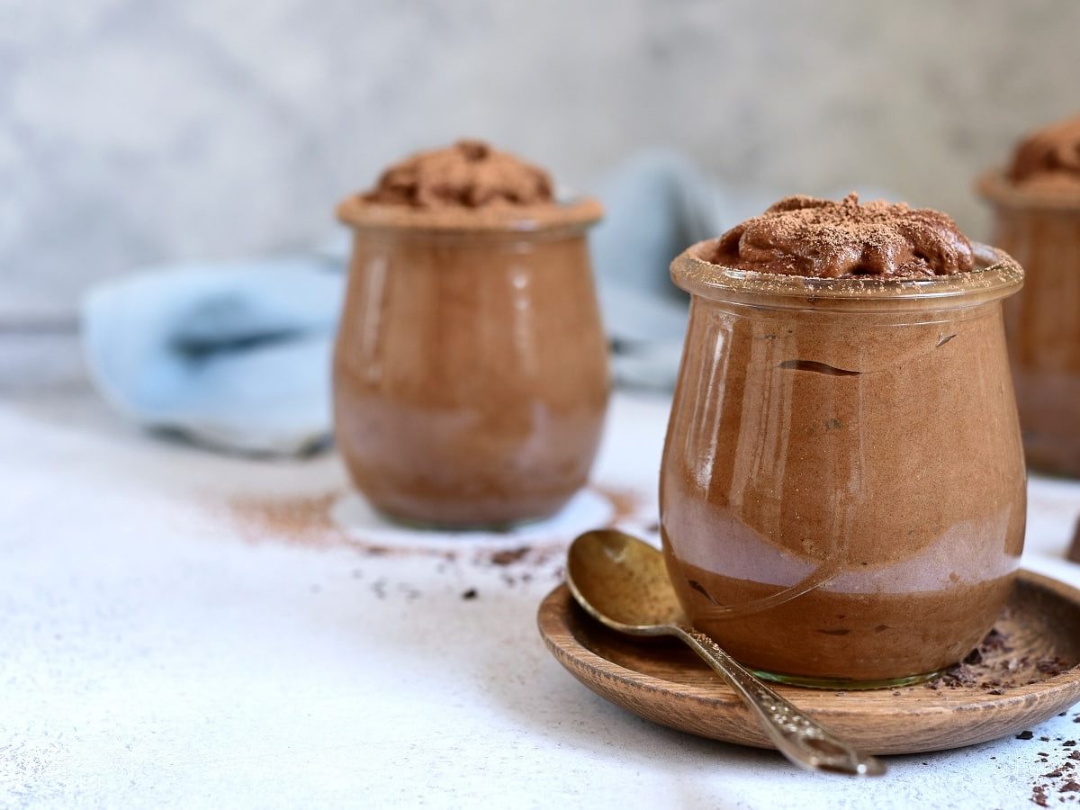 Zwei Gläser mit Spekulatius-Mousse auf hellem Hintergrund.