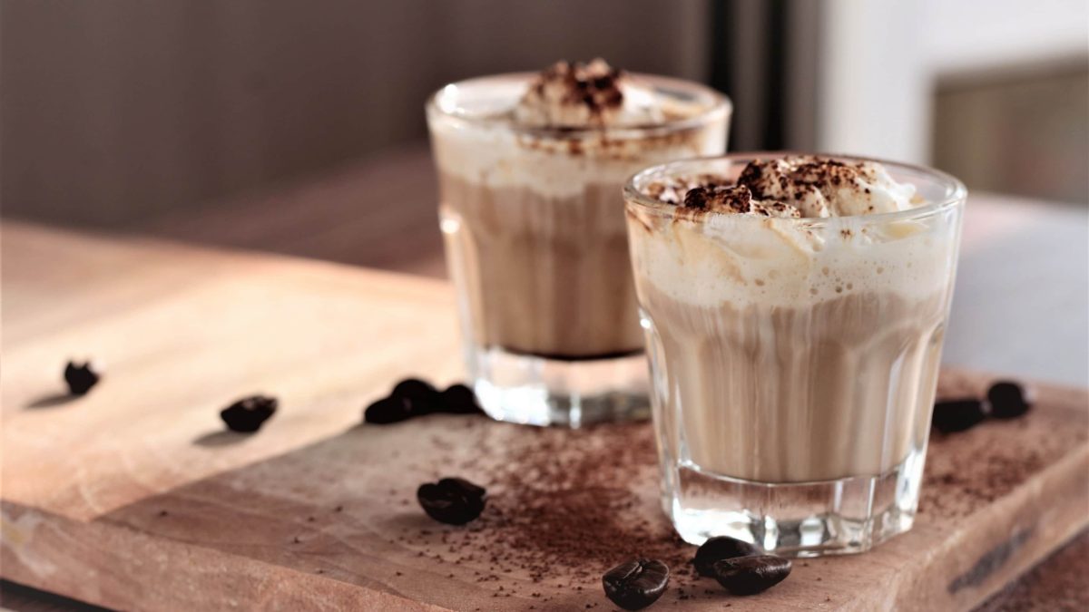 Zwei Gläser mit Tiramisu-Latte.