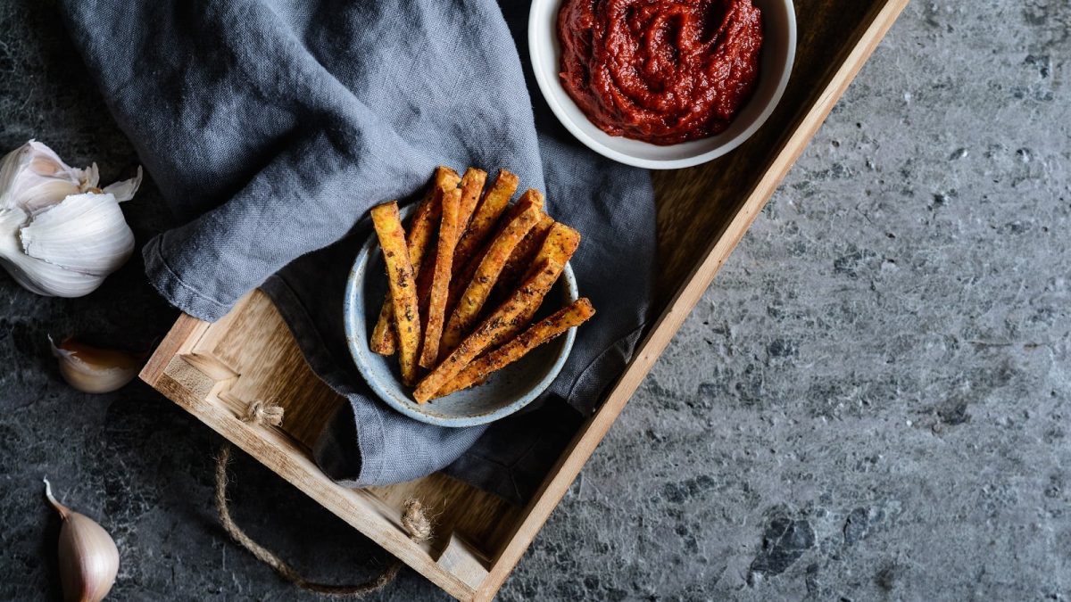 Ein Holztablett mit Tofu Fries darauf.