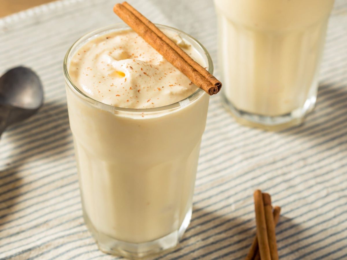 Der Milkshake auf einer weiß-blau-gestreiften Decke.