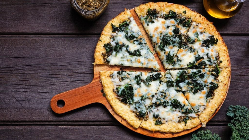 Grünkohl-Pizza: Knusprig gebacken – frisch aus dem Ofen - EAT CLUB