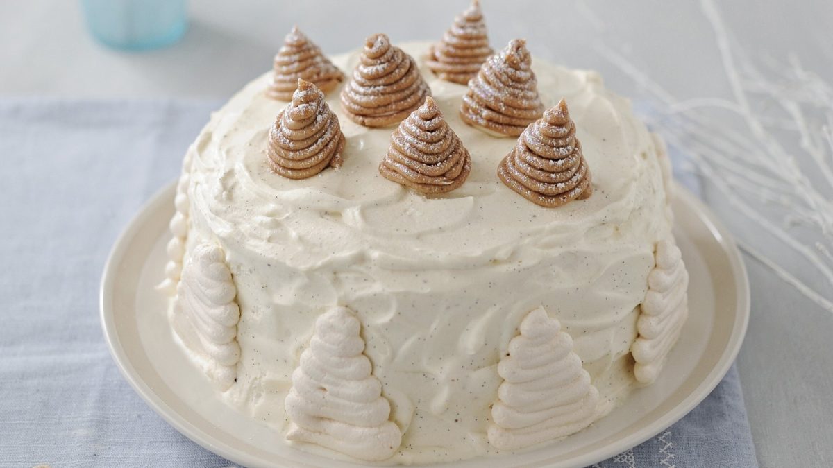 Mont Blanc Torte mit Maronencreme auf einem weißen Teller vor hellem Hintergrund.