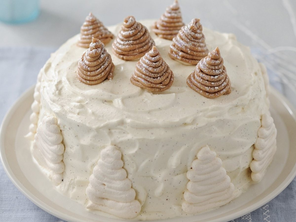 Mont Blanc Torte mit Maronencreme auf einem weißen Teller vor hellem Hintergrund.