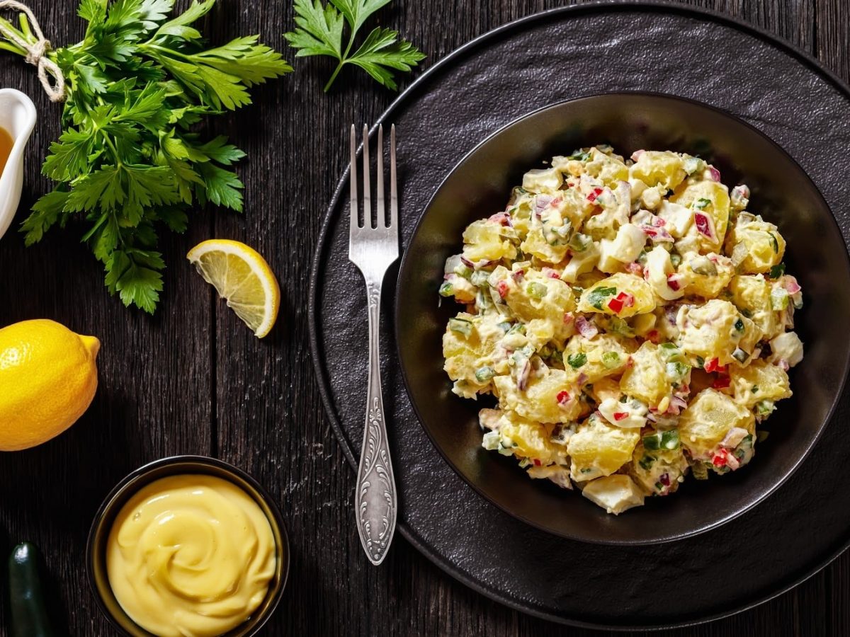 Shout Hallelujah-Kartoffelsalat mit Paprika, Saure Gurke, Petersilie und einer Sauce aus Mayonnaise, Hot Sauce und Senf.