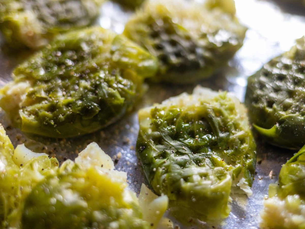 Smashed Rosenkohl-Köpfe auf einem Blech.