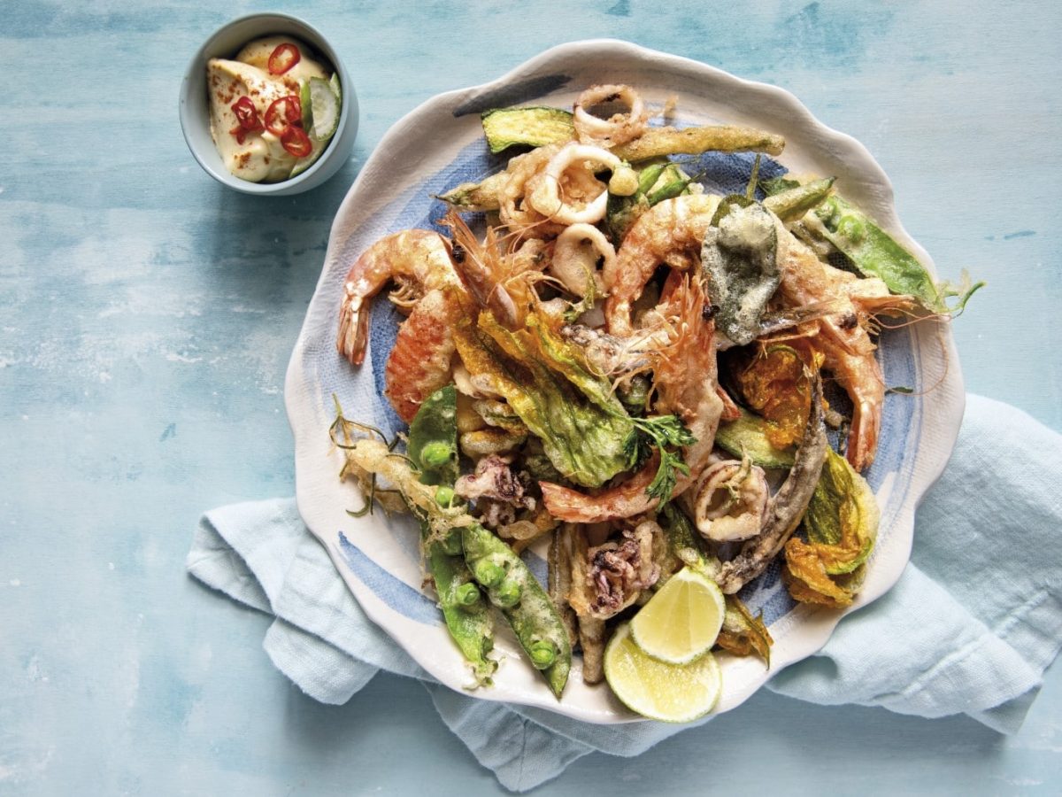 Italienisches Surf and Turf aus Meeresfrüchten und Krabben und Aubergine, alles frittiert und serviert mit frischer Zitrone und scharfer Mayonnaise