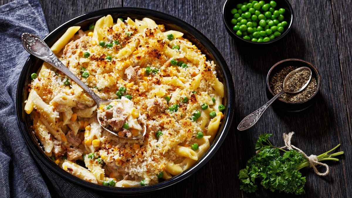 Thunfischauflauf Mornay, gefüllt mit Erbsen und Mais, gratiniert mit Semmelbröseln und Parmesan.