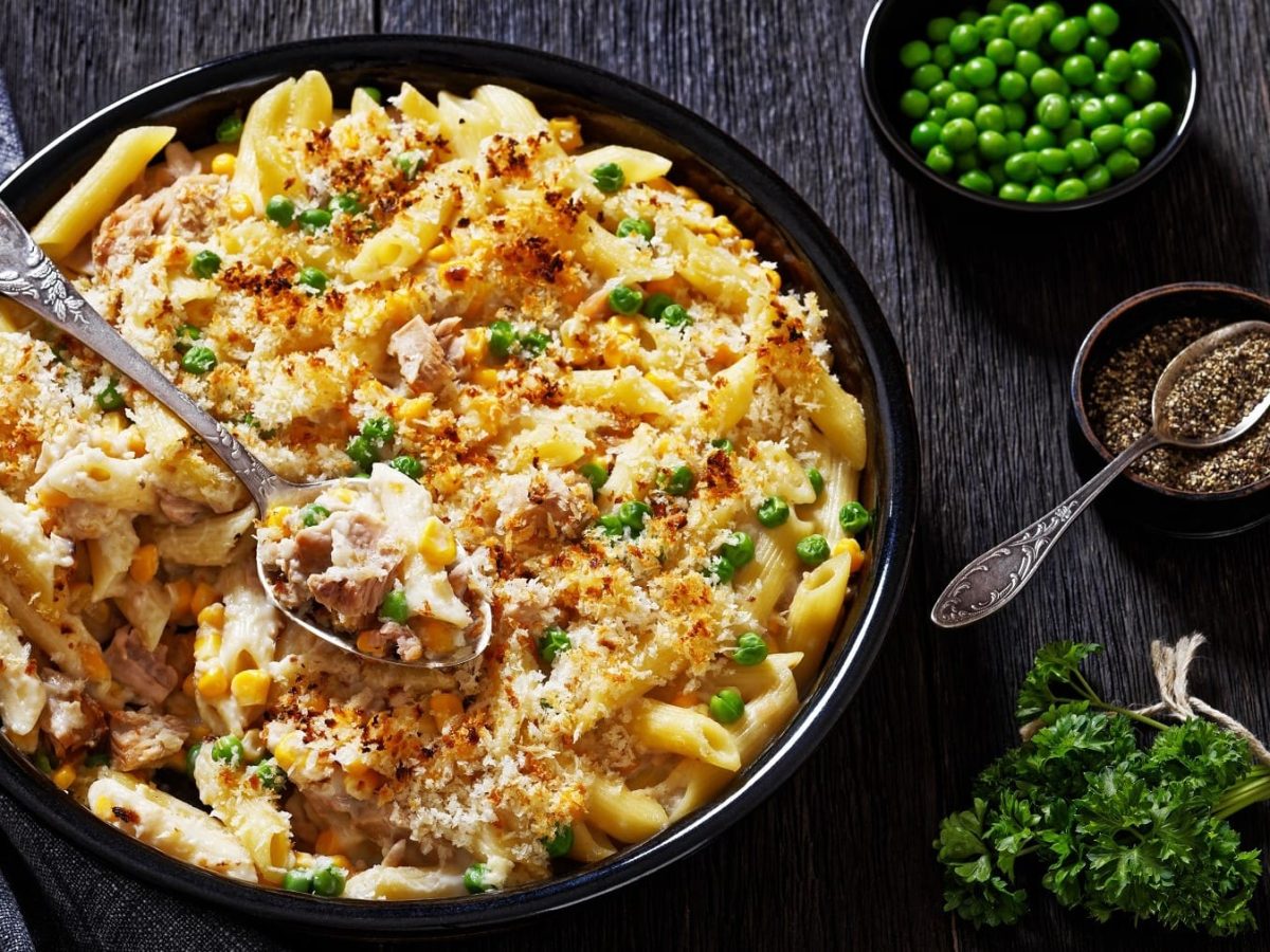 Thunfischauflauf Mornay, gefüllt mit Erbsen und Mais, gratiniert mit Semmelbröseln und Parmesan.