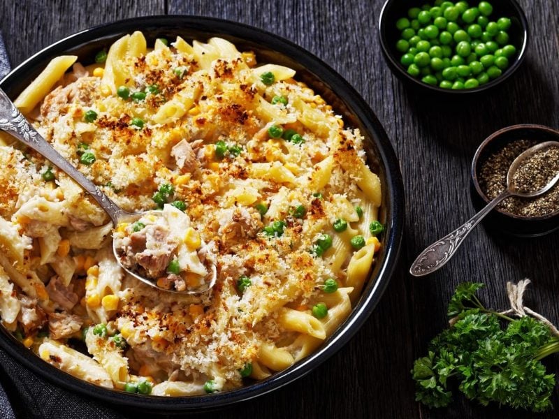 Thunfischauflauf Mornay, gefüllt mit Erbsen und Mais, gratiniert mit Semmelbröseln und Parmesan.