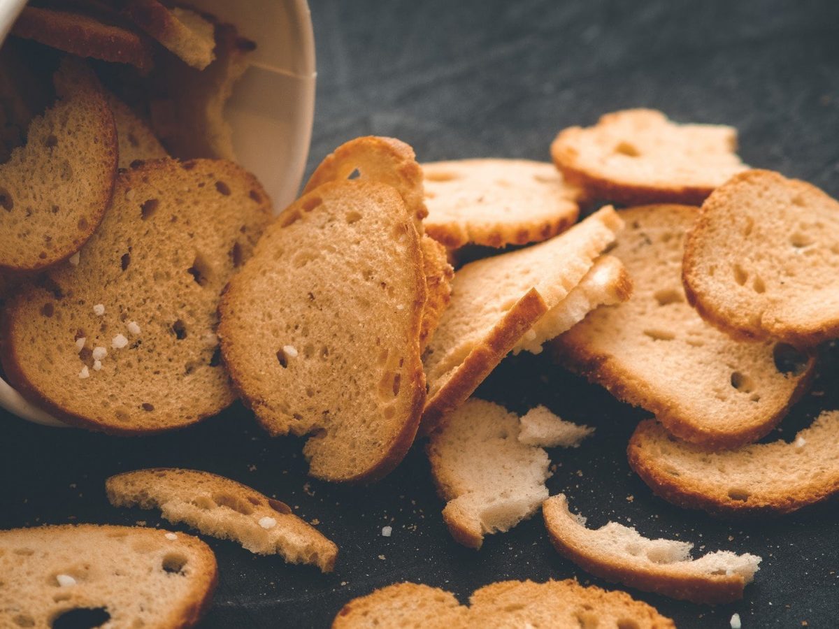 Eine umgekippte Dose Brotchips.