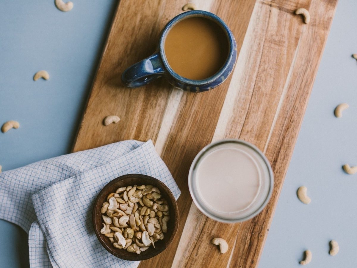 Ein Holzbrett mit Cashew Coffee.