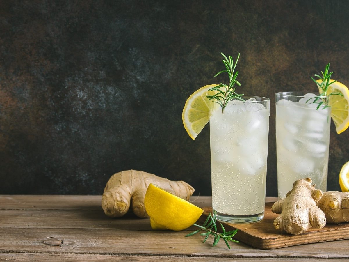 Zwei Ginger Rogers Cocktails neben frischer Zitrone und Ingwer