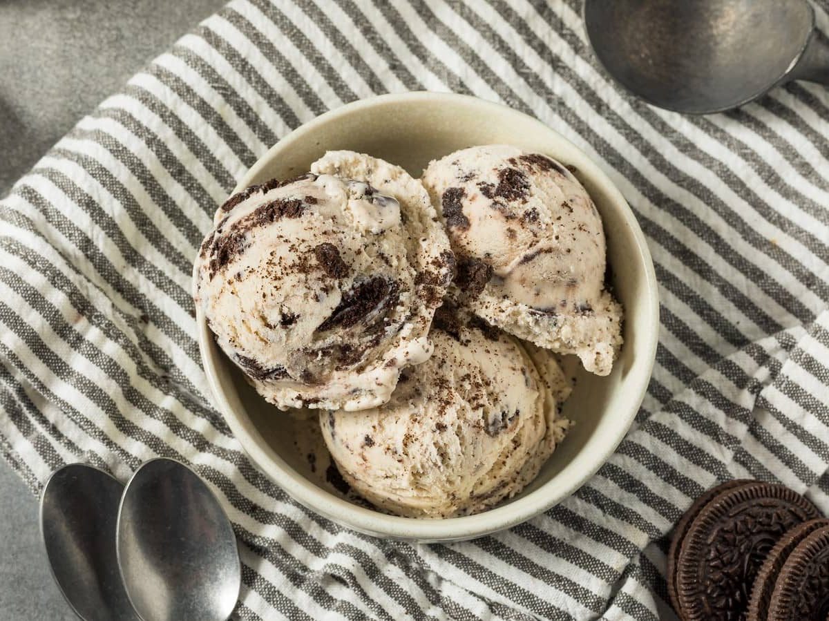 Eine Schüssel mit Oreo-Eis auf einem Geschirrtuch.