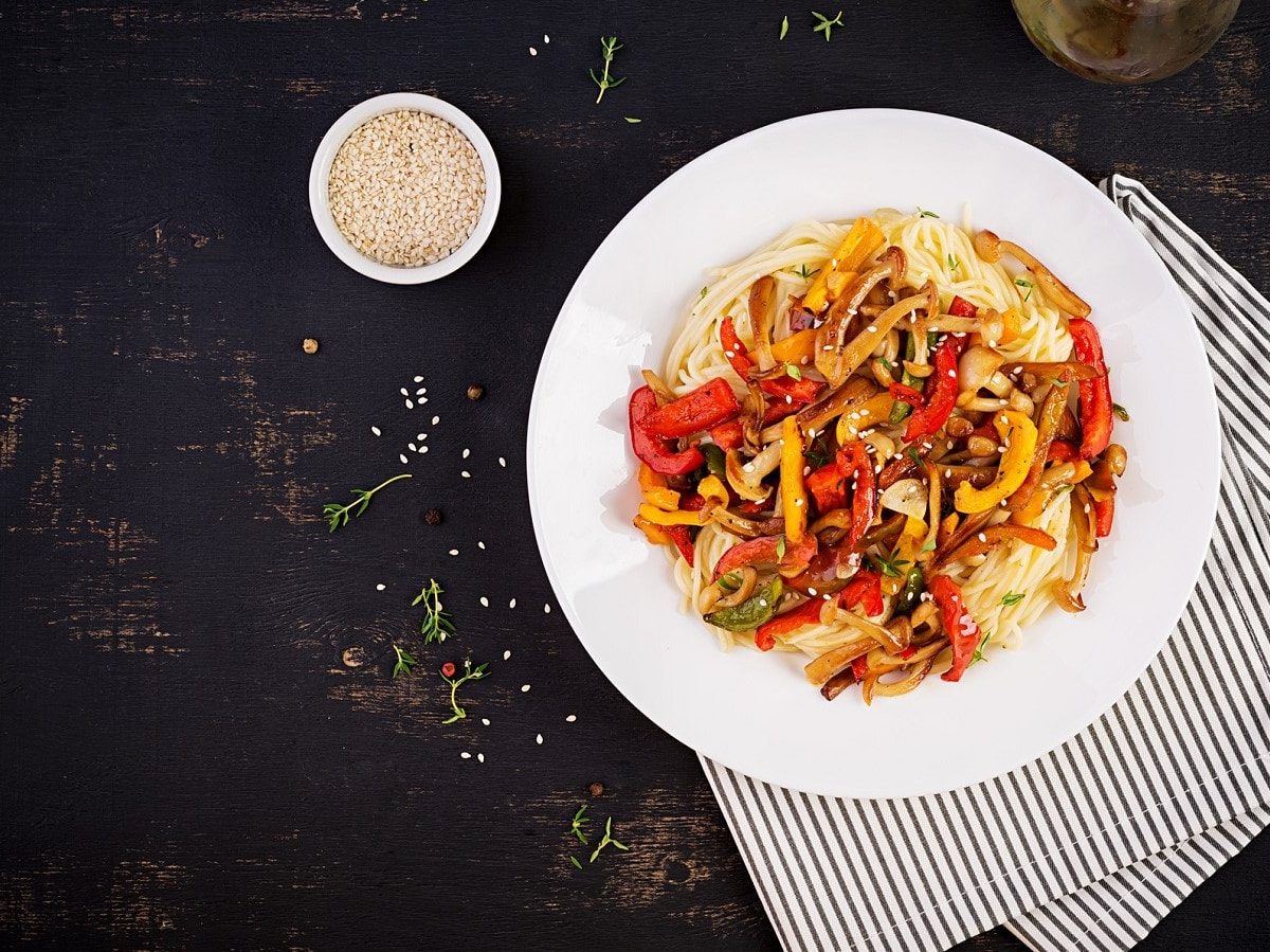 Ein weißer Teller mit Shimeji Stir-fry.