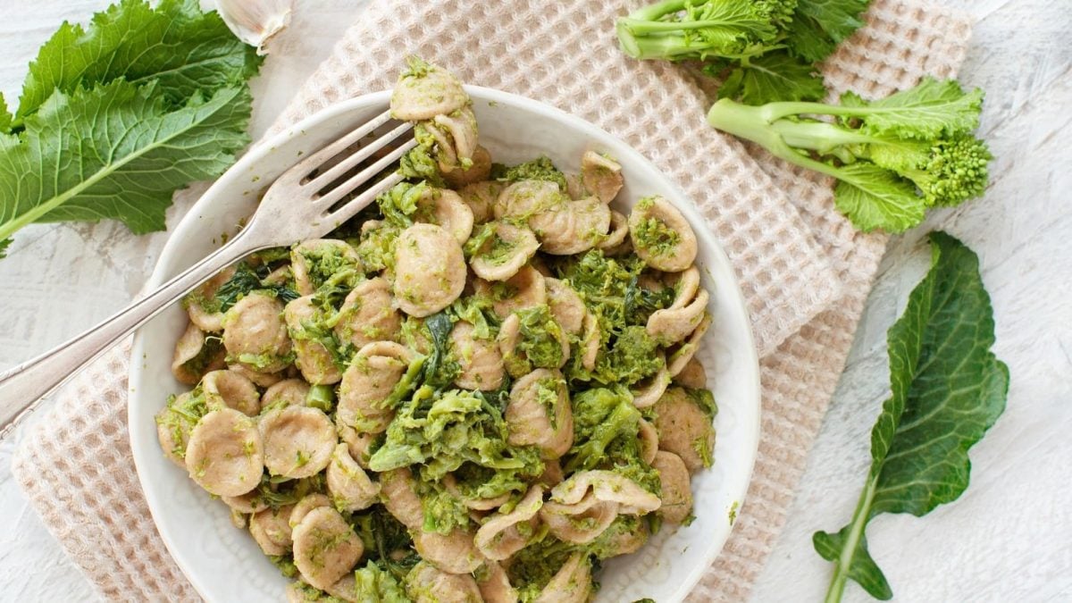 Ein Teller mit Steckrübengrün-Pesto, dazu Orecchiette.