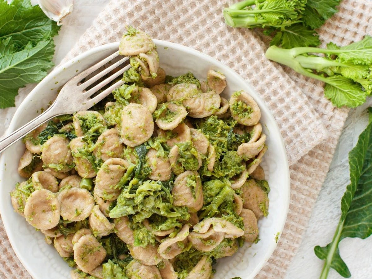 Ein Teller mit Steckrübengrün-Pesto, dazu Orecchiette.