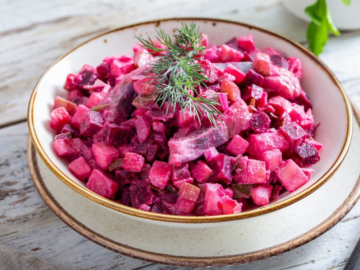 Eine Schale schwedischer Rote-Bete-Salat, auch Rödbetssalad genannt.