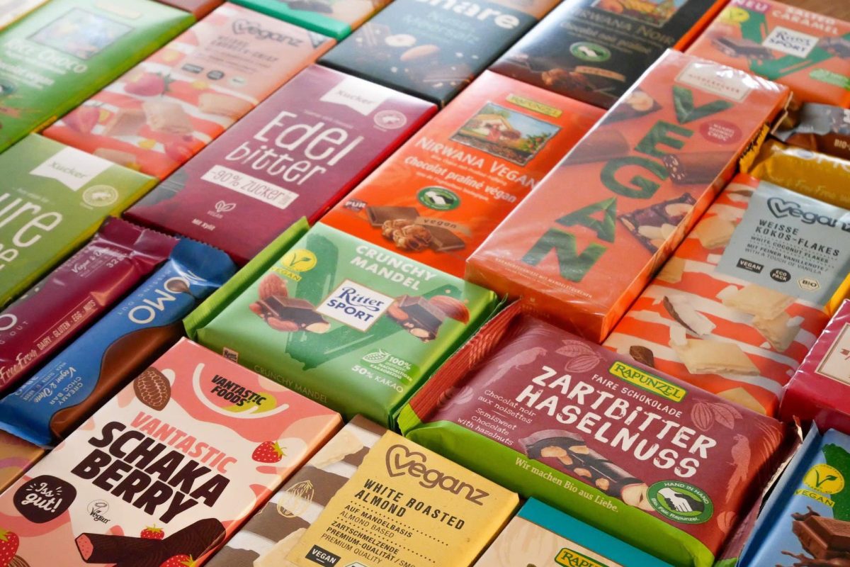 Test vegane Schokolade: viele verschiedene eingepackte vegane Schokoladen-Tafeln nebeneinander.