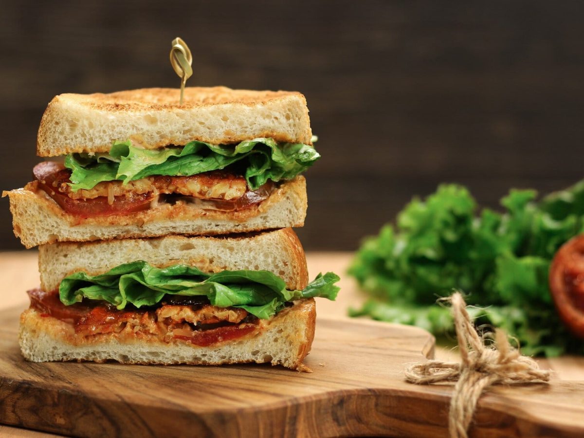 Ein veganes BLT Sandwich mit Tomaten, Salat und Bacon aus Aubergine.