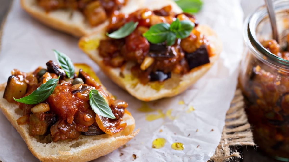 Zwei Scheiben Auberginen-Bruschetta auf einem Tisch.