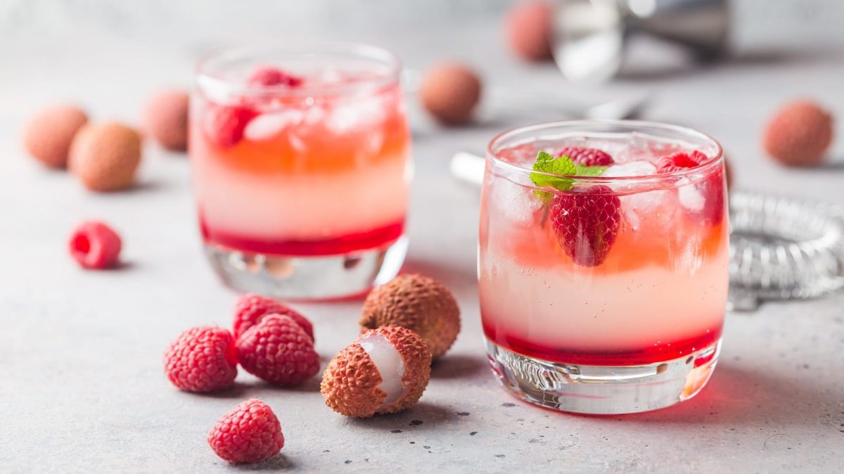 Zwei Gläser mit Lychee Raspberry Fizz