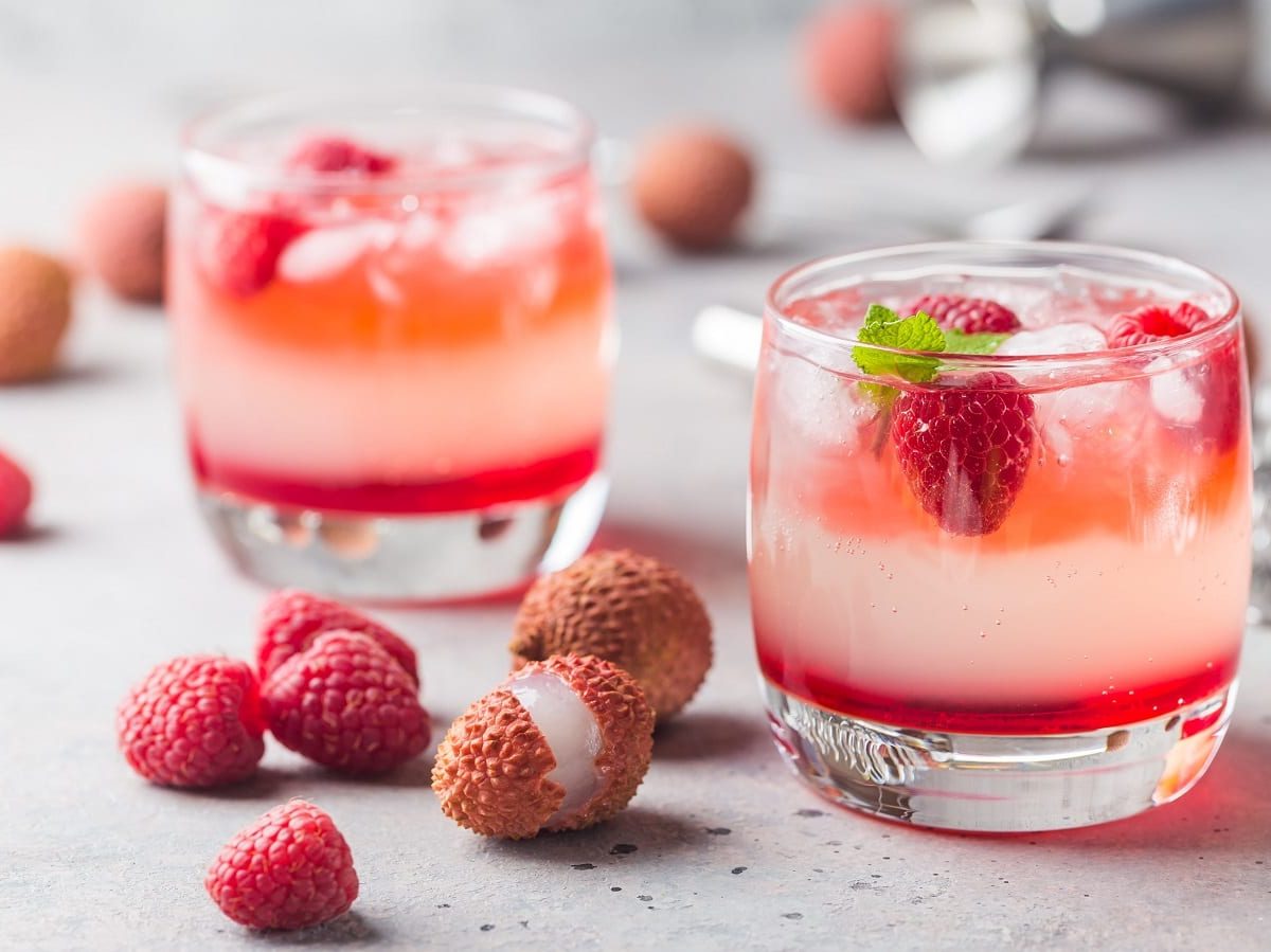 Zwei Gläser mit Lychee Raspberry Fizz