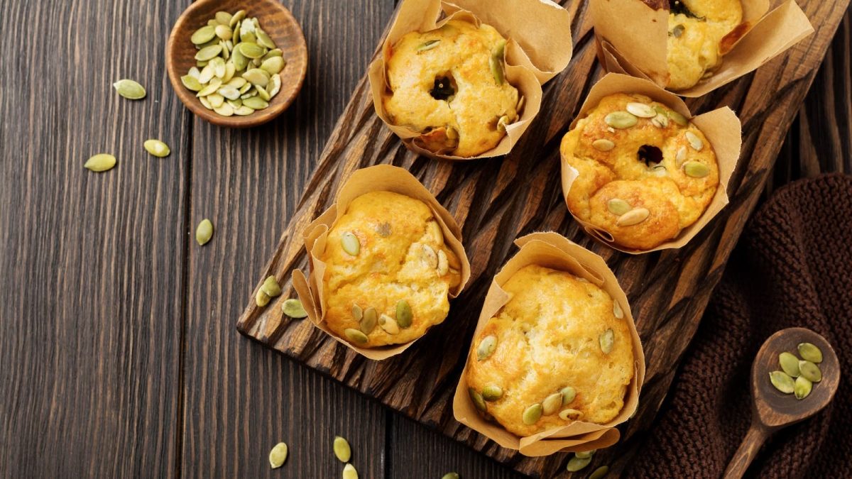 Eine Portion mit Polenta-Muffins auf einem Holztisch.