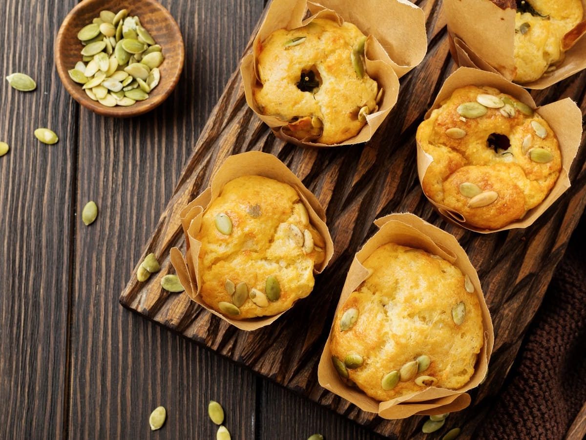 Eine Portion mit Polenta-Muffins auf einem Holztisch.