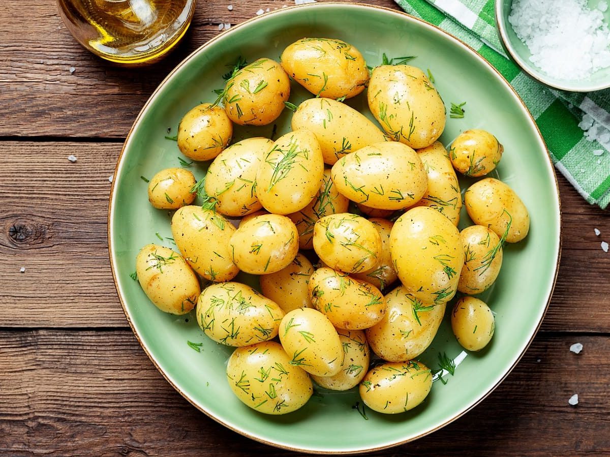 Ein grüner Teller mit ukrainischen Dill-Kartoffeln