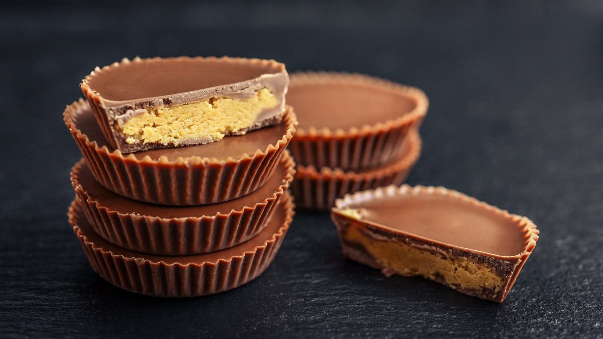 Peanut Butter Cups in einem Stapel, einer davon angeschnitten.