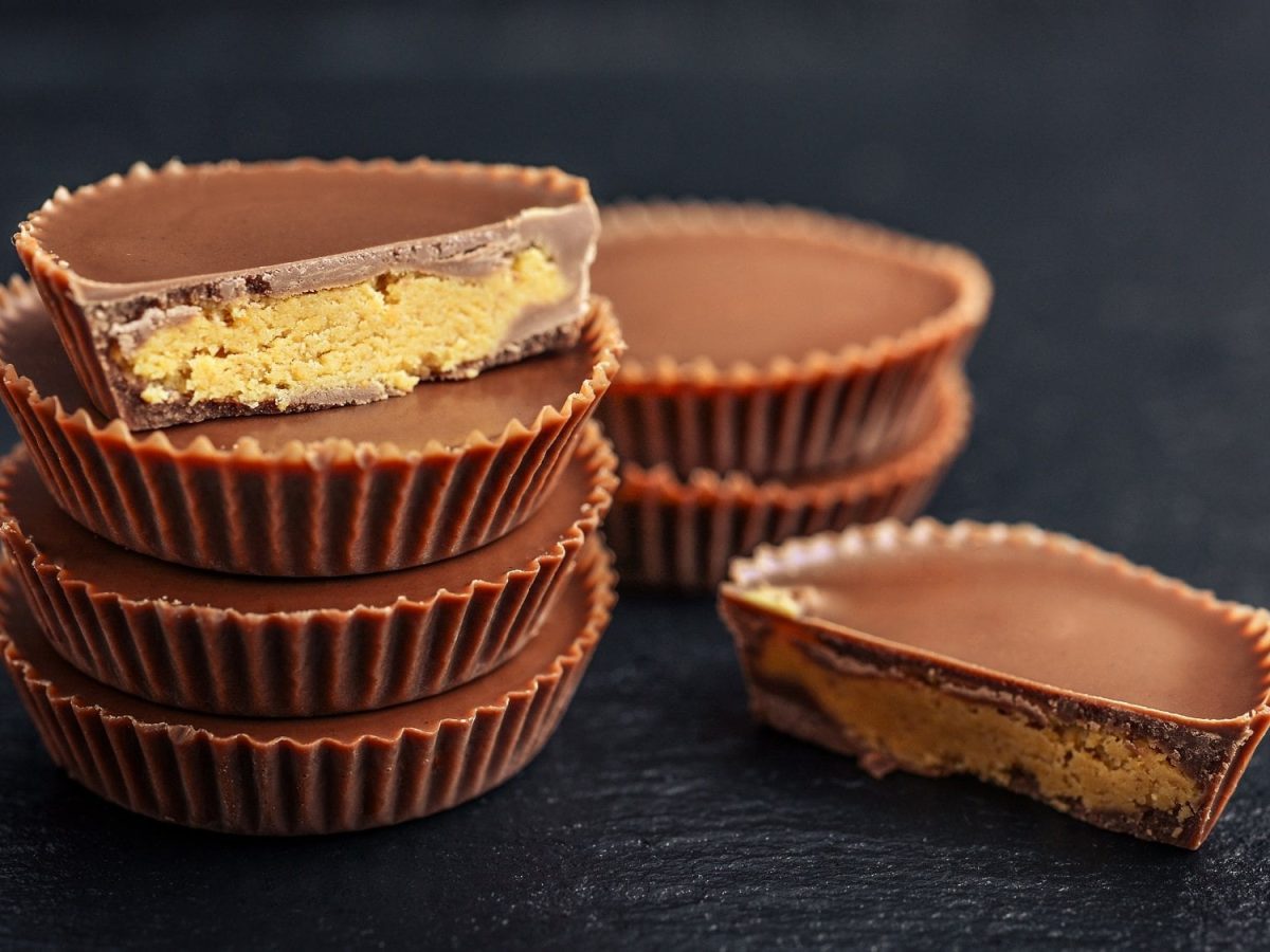 Peanut Butter Cups in einem Stapel, einer davon angeschnitten.