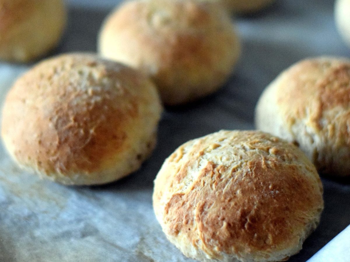 20-Minuten Skyr-Brötchen auf mehlierter Fläche. Draufsicht.