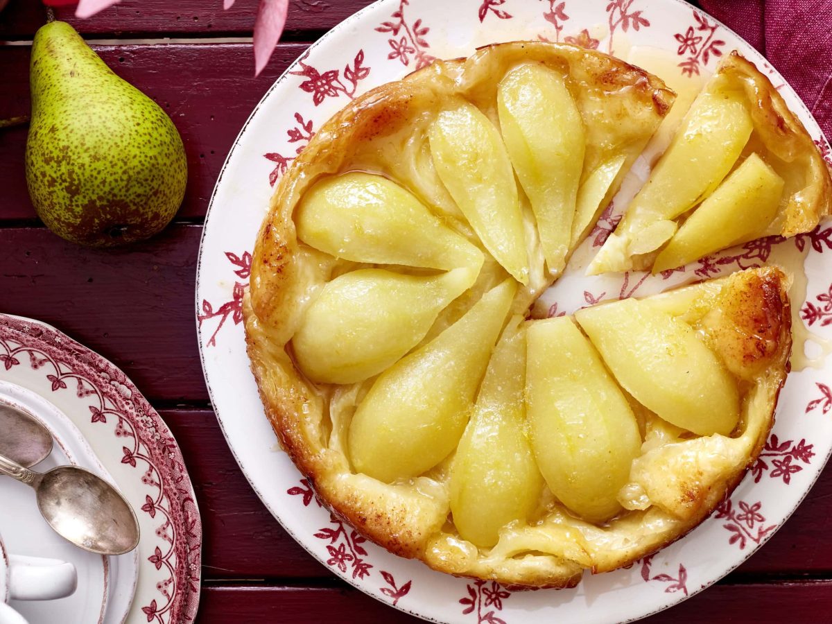 Angeschnittene Birnen-Tarte-Tatin in der Draufsicht.