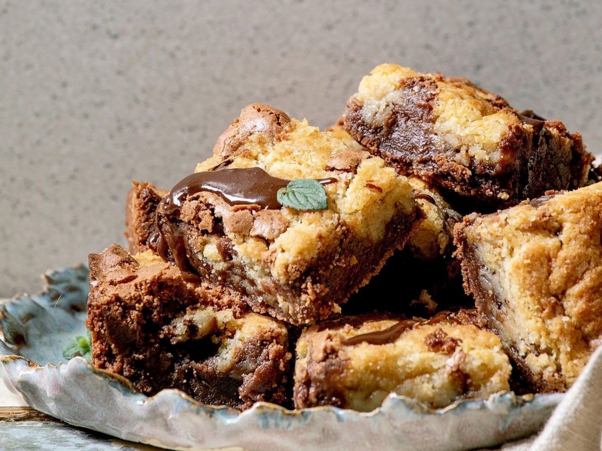 Ein Teller mit Brookies, Brownies mit Cookie-Teig obendrauf.