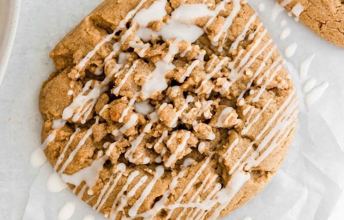 Coffee Cake Cookies aus Gilmore Girls Rezept von Instagram auf hellem Untergrund. Draufsicht.