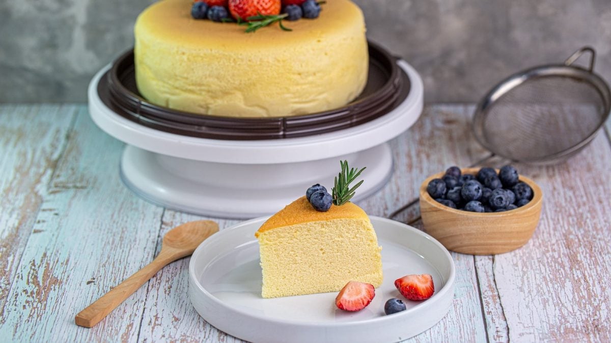 Ein Stück Castella Cake auf einem weißen Teller.