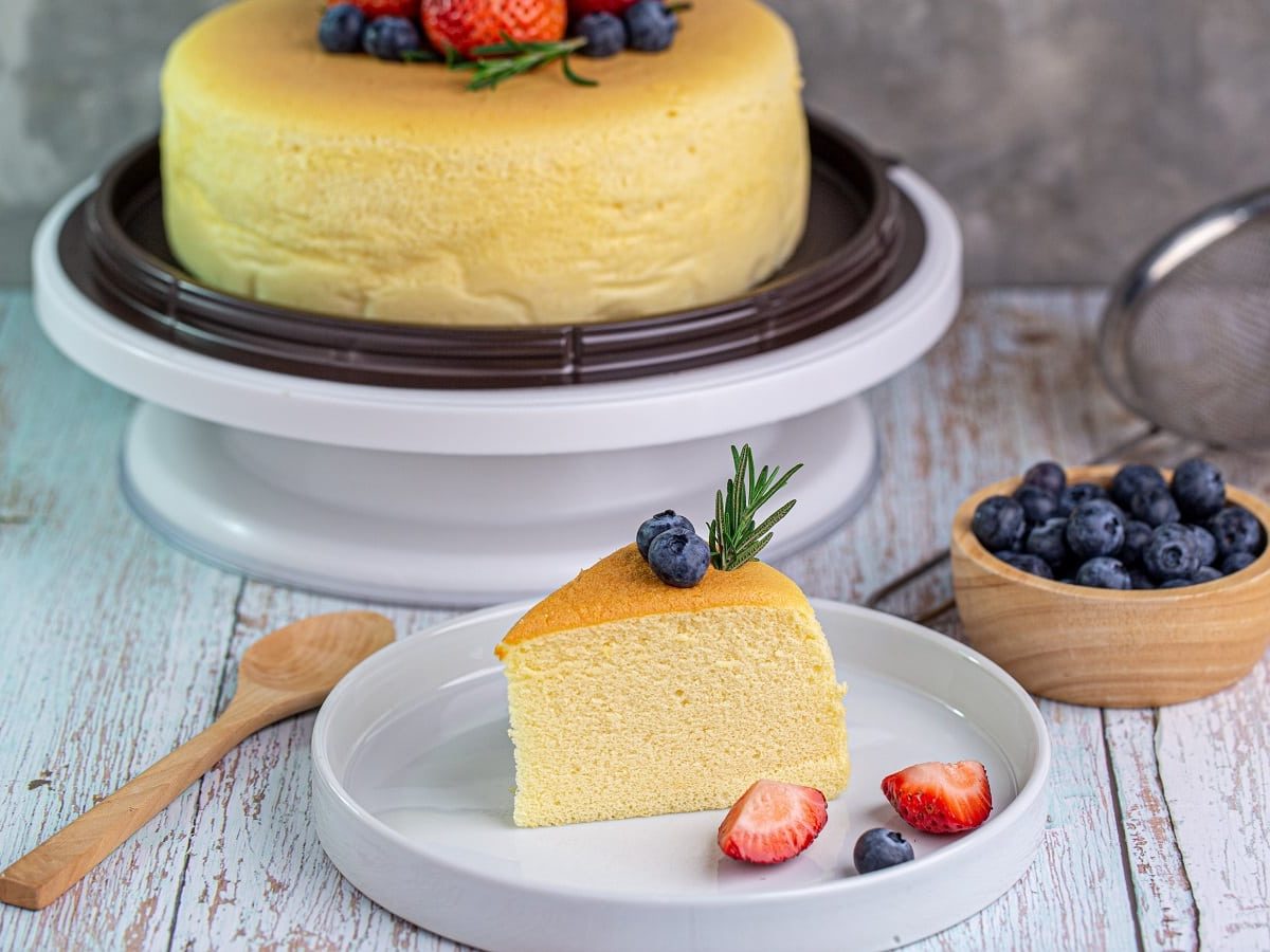 Ein Stück Castella Cake auf einem weißen Teller.