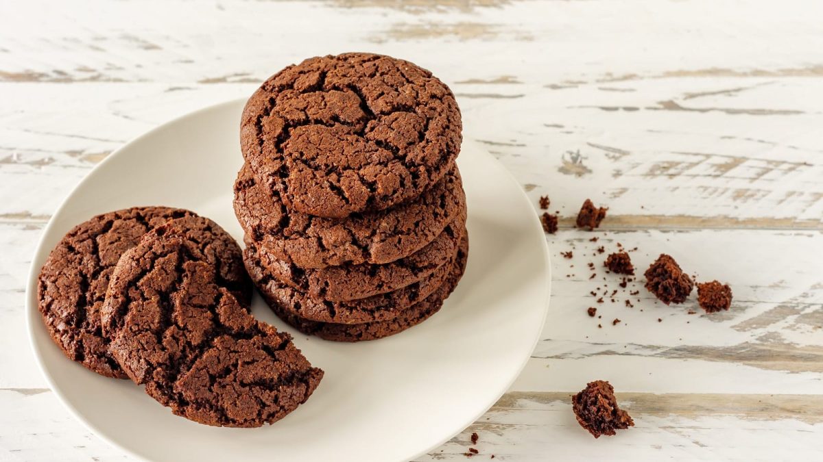 Ein weißer Teller mit einem Stapel Espresso Cookies.