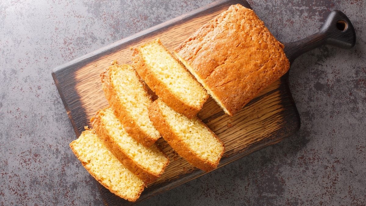 Ein Madeira-Kuchen auf einem Holzbrett.