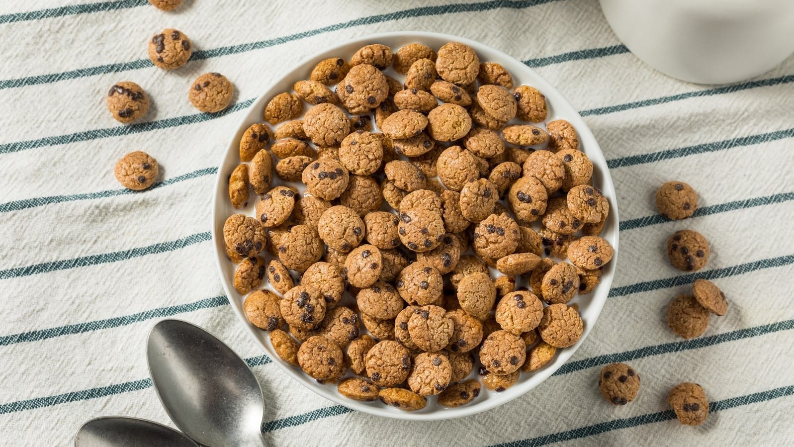 Eine Schüssel mit Cookie Crisps auf einem gestreiften Küchentuch.