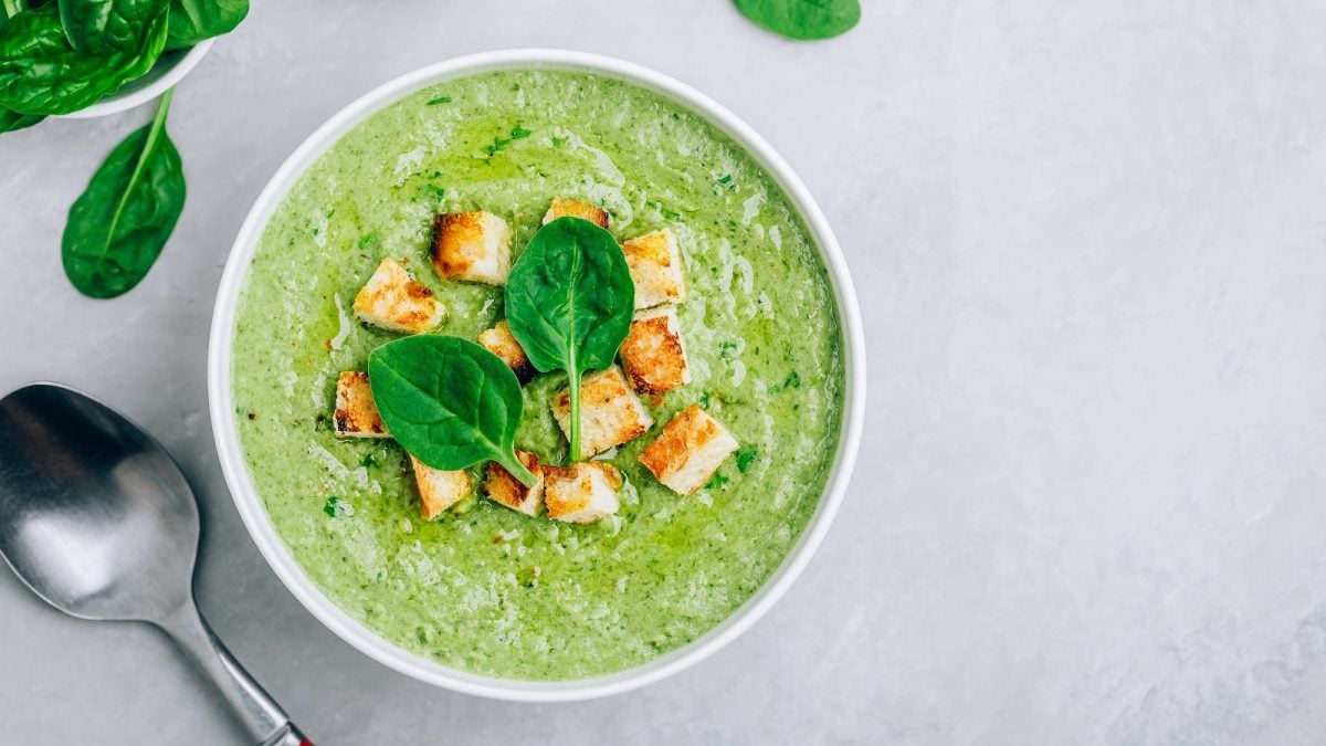 Eine weiße Suppenschüssel mit Spinatcremesuppe mit Gorgonzola.