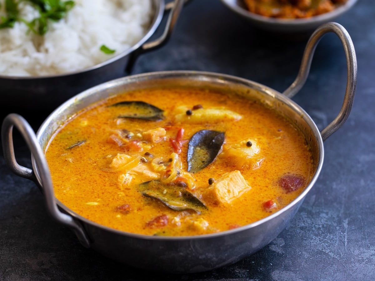 Eine kleine Metallschüssel mit Tamarinden-Curry mit Fisch.