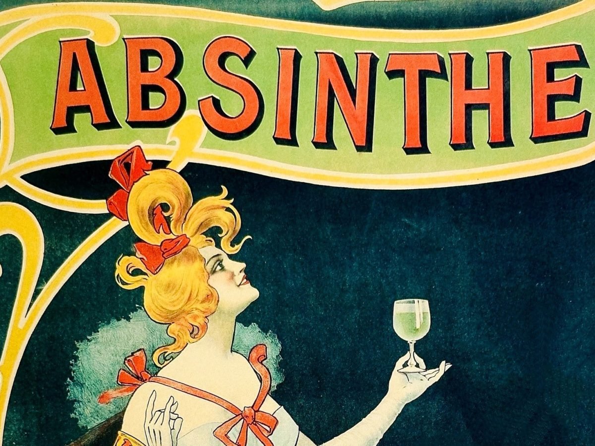 Geschichte des Absinth zum Tag des Absinth Plakat aus französischem Salon. Blasse Frau mir buntem Hut und Kleidung hält Glas in der Hand. Die Seite dem Betrachter zugewandt. Oben wehende Fahne mit Absinthe Schriftzug in Rot. Hintergrund dunkelblau. Frontalansicht.