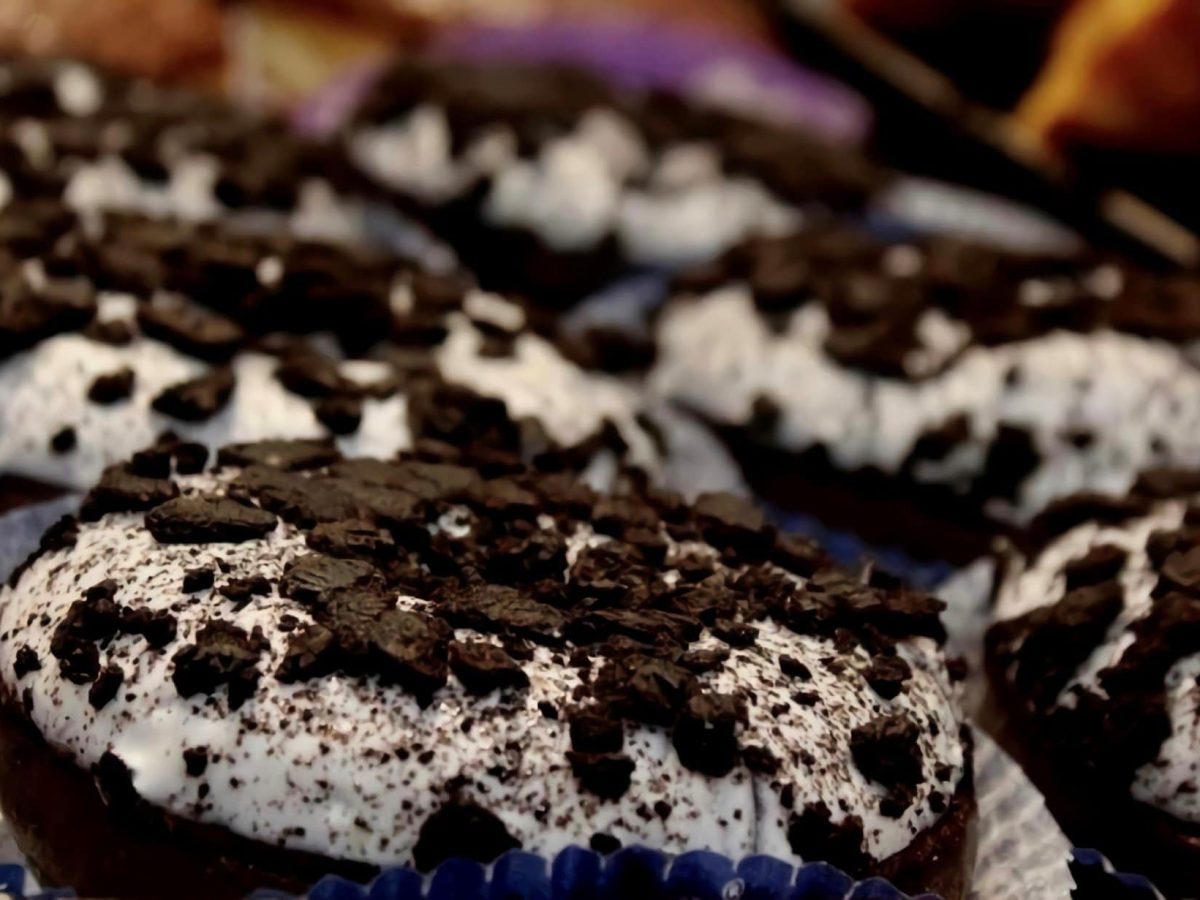 Oreo Cheesecake Cookiess auf Muffinpapierförmchen. Frontalansicht.