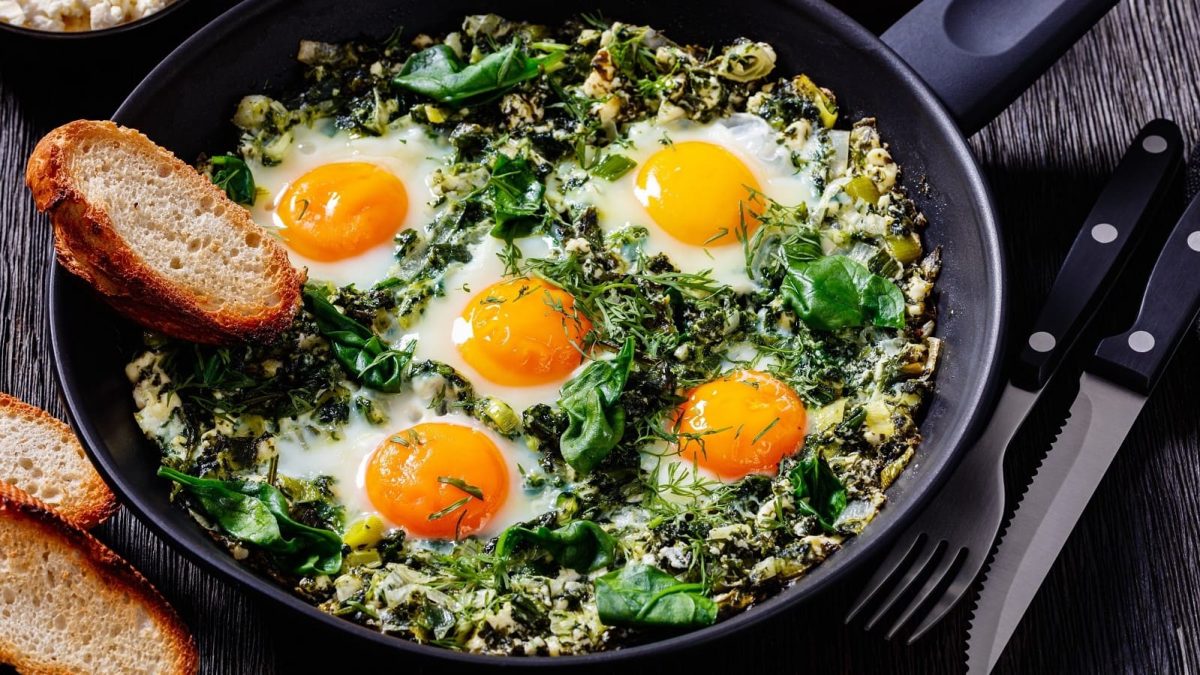 Eine Pfanne mit Pesto Shakshuka.