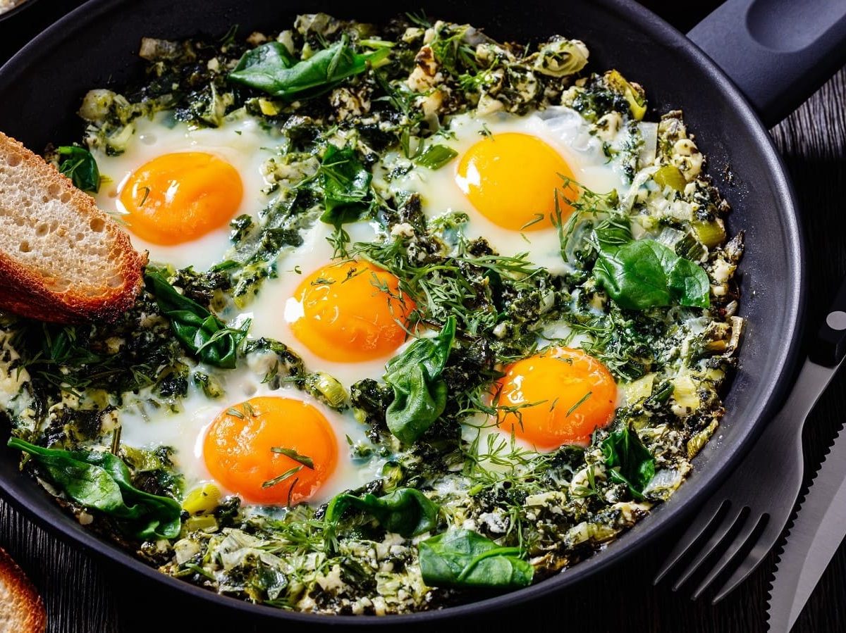 Eine Pfanne mit Pesto Shakshuka.