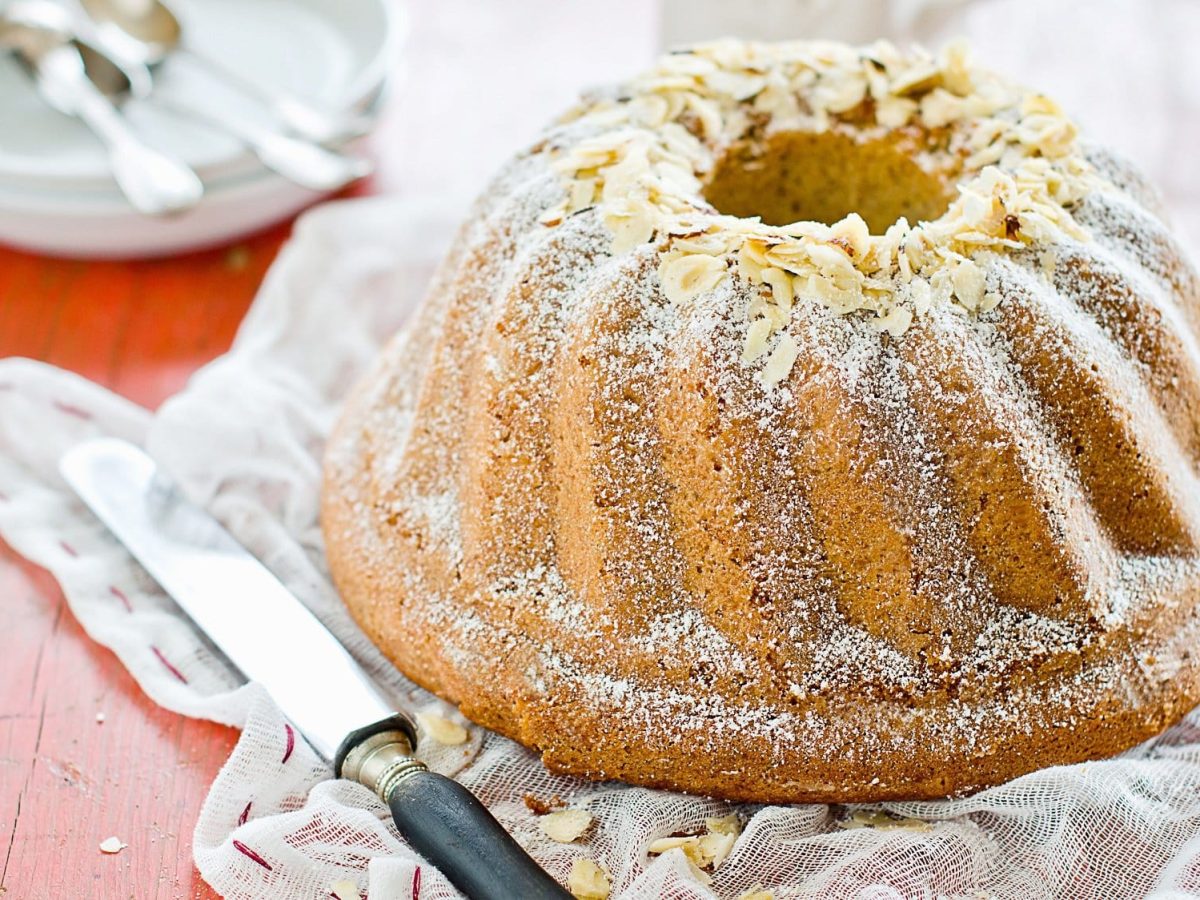 Ein polnischer Osterkuchen, der als Babka Wielkanocna bekannt ist, mit Mandeln und Puderzucker bestreut.