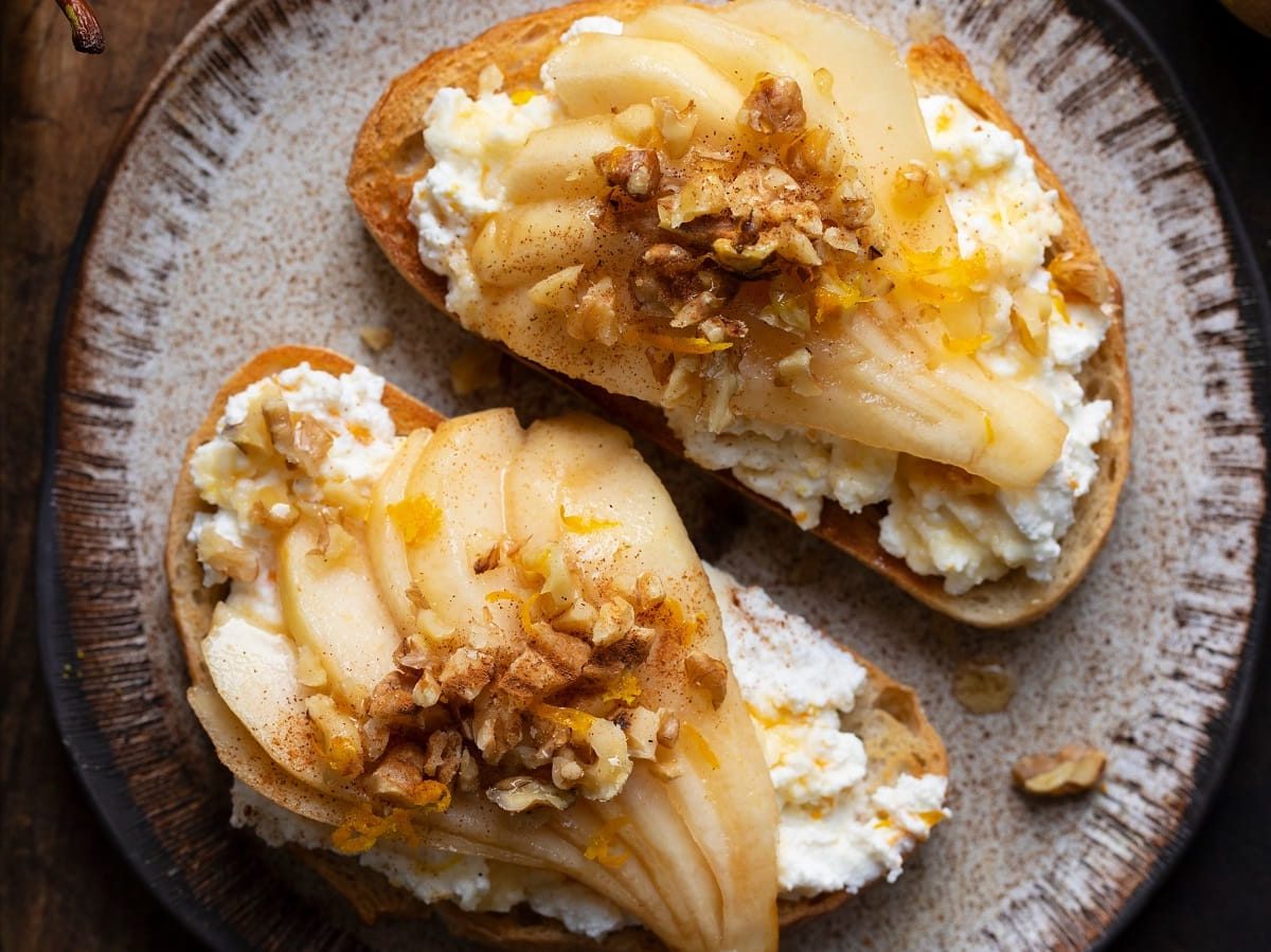 Ein Teller mit Crostini mit karamellisierter Birne.