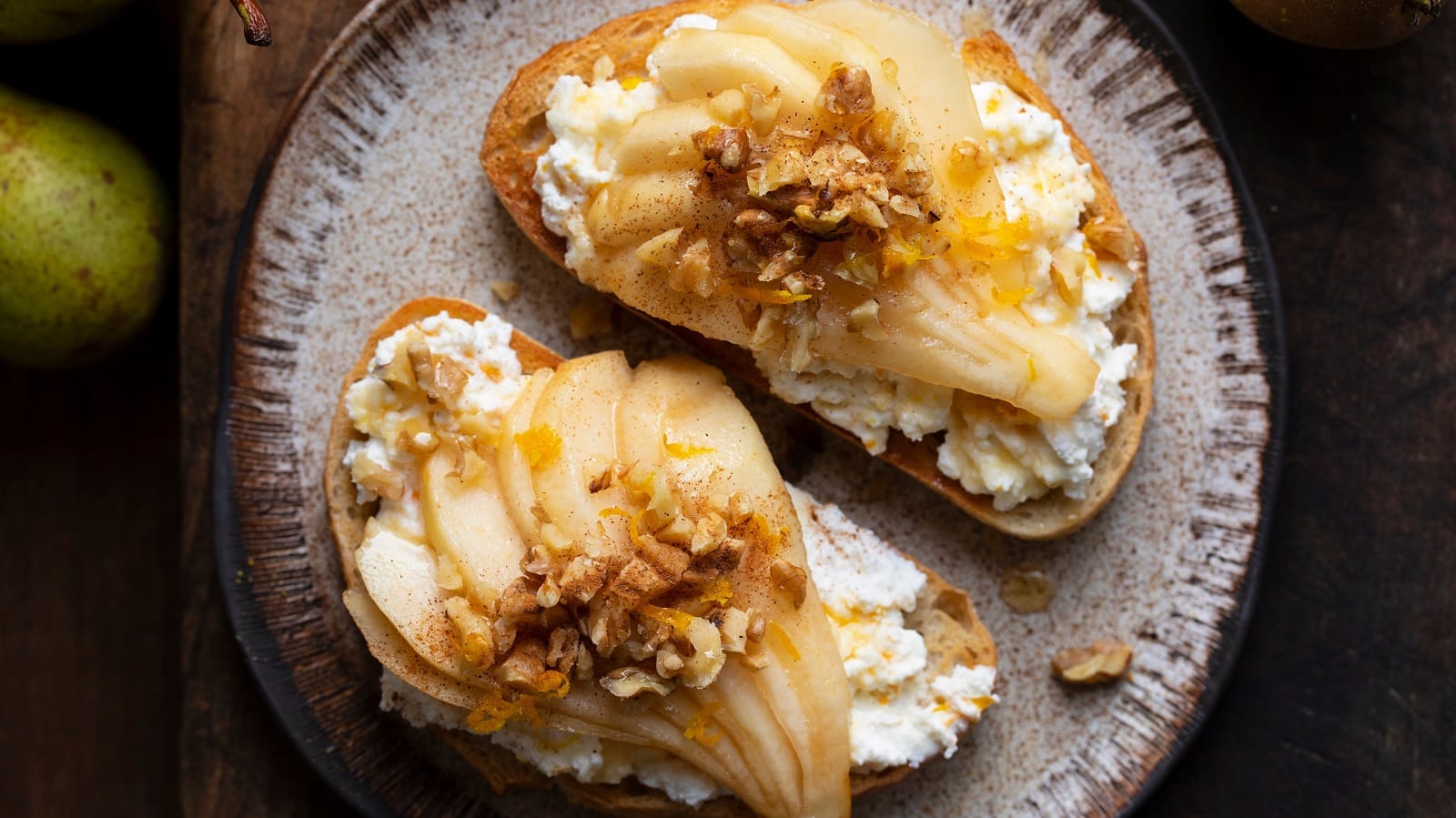 Ein Teller mit Crostini mit karamellisierter Birne.